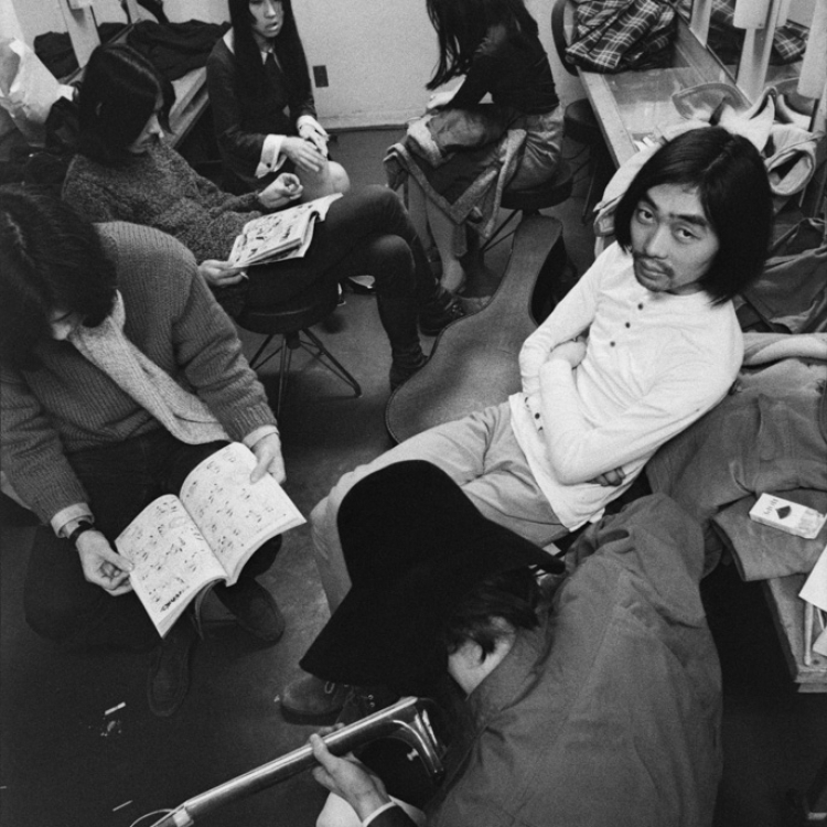 楽屋のヴァレンタイン・ブルー。漫画を読みふけるメンバー。大瀧詠一はサンデーの天才バカボンのページを読んでいる。
