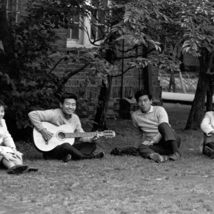 立教大学の通称4丁目の芝生でカレッジ・フォークを弾き語る阿蘇喬