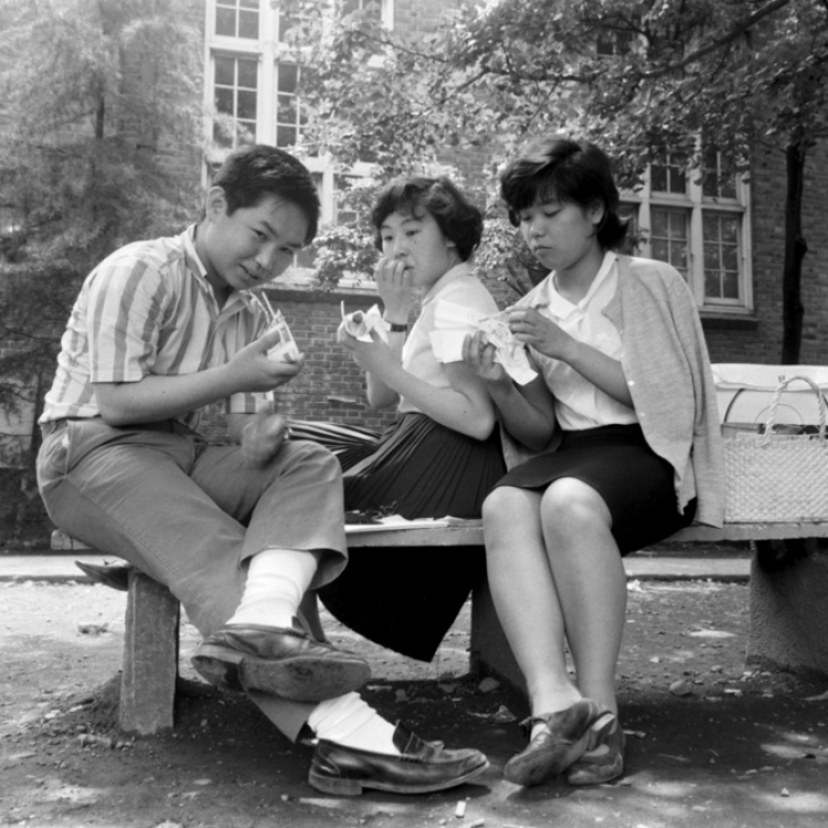 立教大学学食前でビーチボーイズ風のシャツの私と写真部の友達。